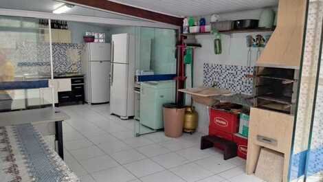 Área da churrasqueira e cozinha.