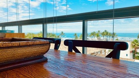 Hermoso balcón gourmet con vista frontal Pé na Areia