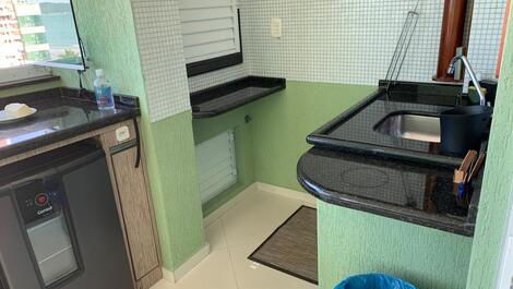 Confortável apartamento para 08 pessoas com vista para o mar.