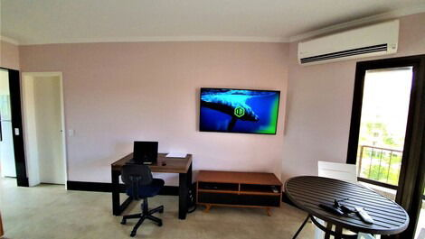 Sala de estar com smart tv samsung 55" e mesa home office