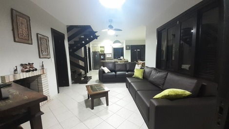 Casa en alquiler con 2 suites, zona de fiesta con barbacoa !!