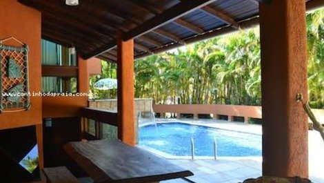 Casa com piscina no litoral paulista