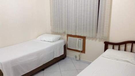 2 dormitório 2 camas de solteiro + bi cama/ ar condicionado/tv/ventilador/armário. 
