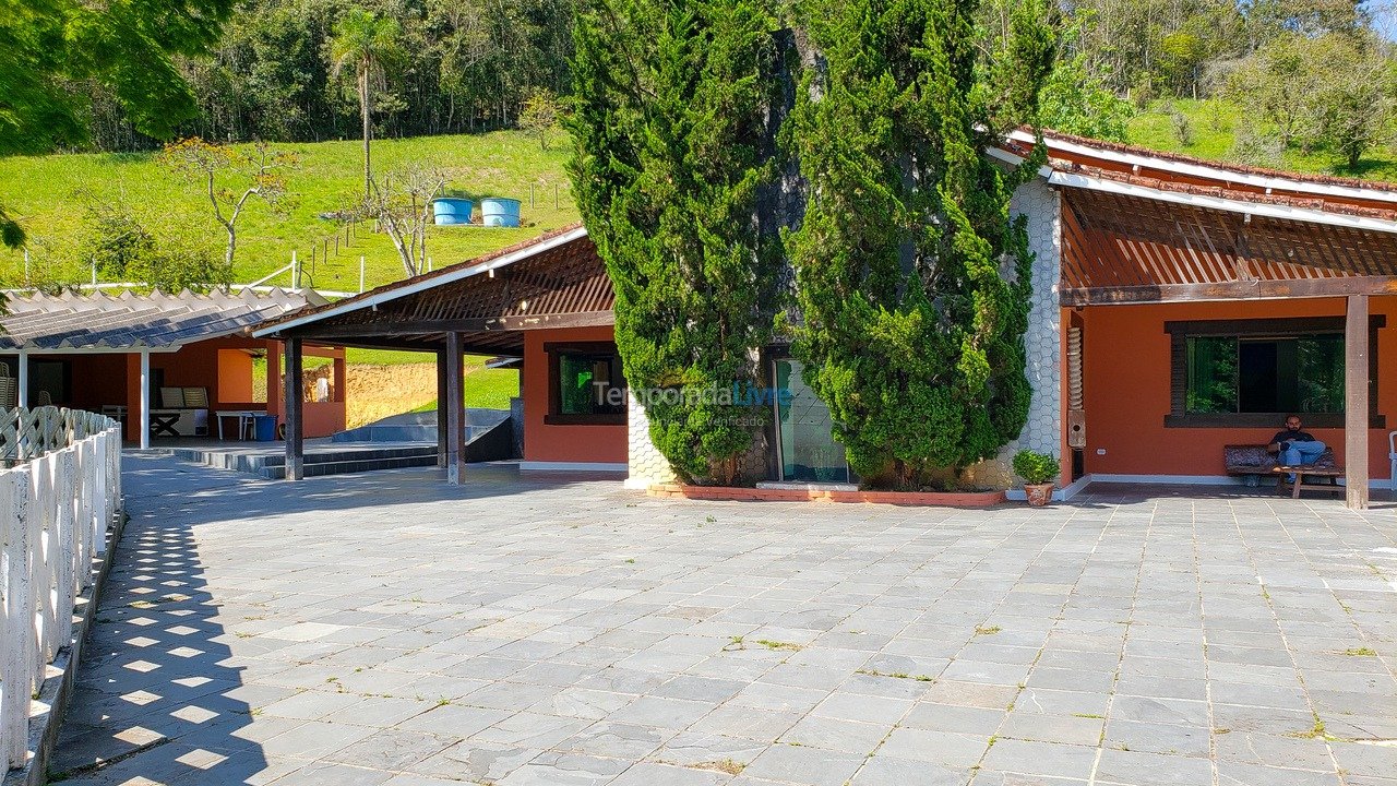 Chácara / sítio para aluguel de temporada em São Lourenço da Serra (O Paraíso A 65 Km de Sp Festa E Temporada Acomodações Par)