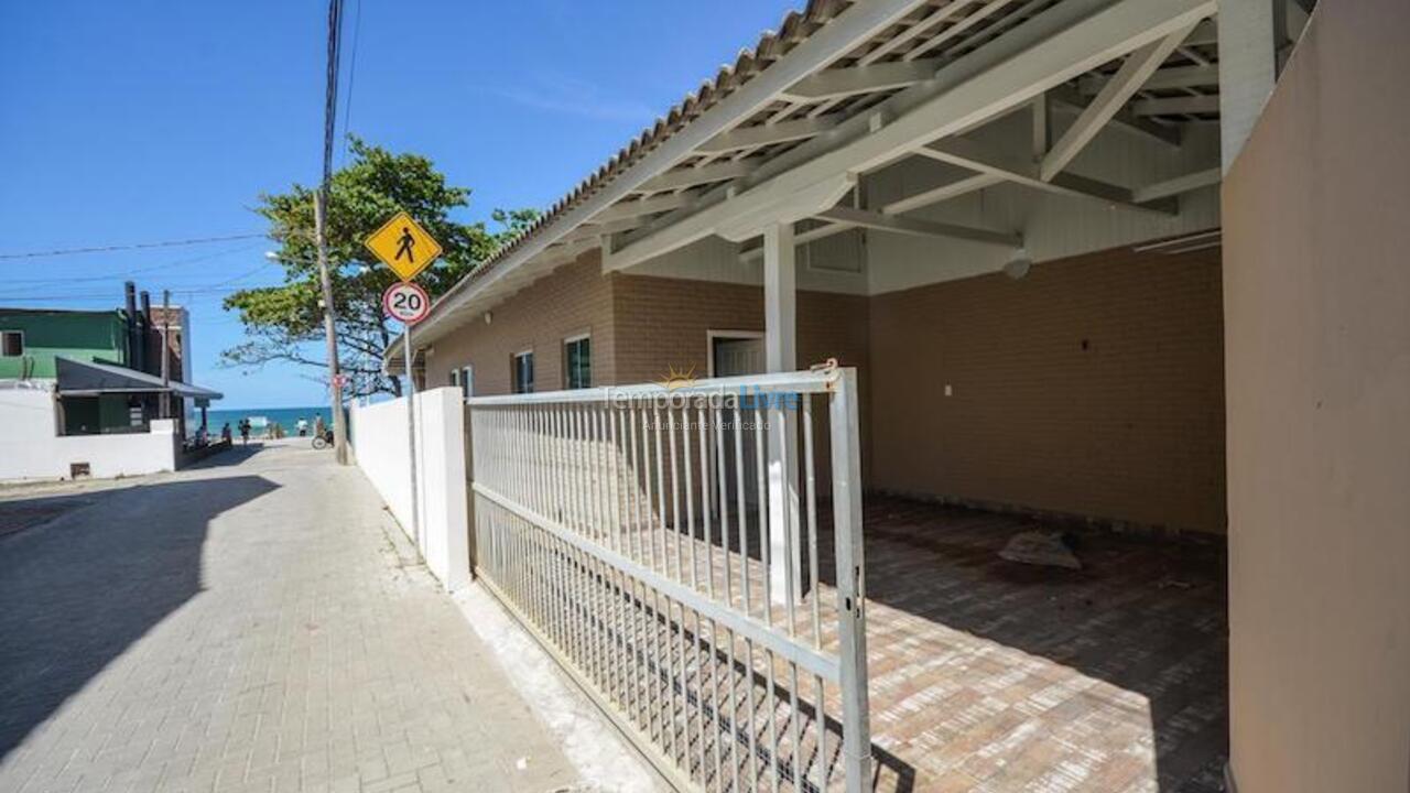 Casa para aluguel de temporada em Bombinhas (Praia de Bombas)