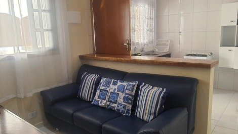 Sala com sofá  de três  lugares