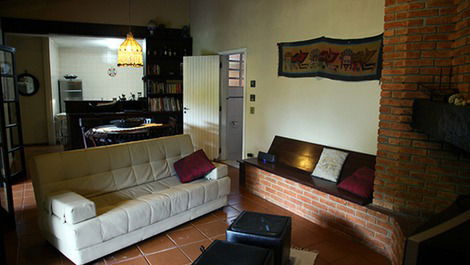 Sala com banheiro e sofa-cama