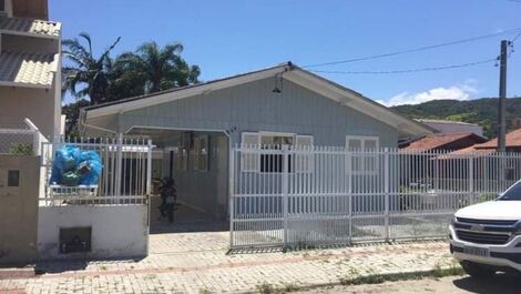 Casa para Locação em Zimbros/Bombinhas - SC, à 50 metros do mar.