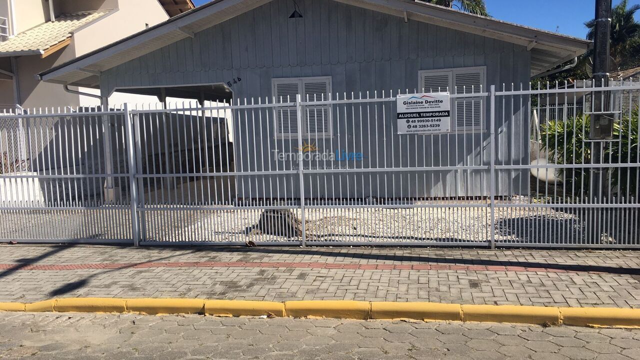 Casa para aluguel de temporada em Bombinhas (Praia de Zimbros)