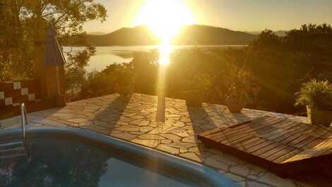 Casa en Praia do Rosa, con piscina privada.