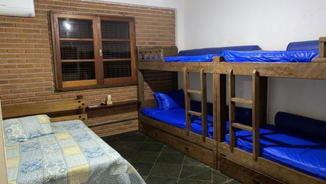 Quarto gde. 2 trilliches e uma cama casal 8 pessoas.