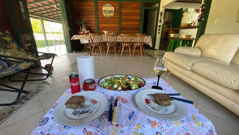 Vista da sala de estar para a mesa de jantar