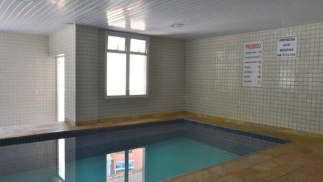 Vista parcial da piscina aquecida e ao lado a sauna