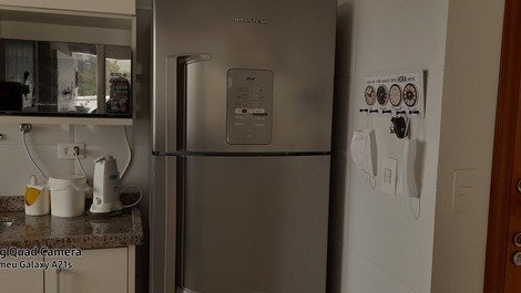 Cozinha com microondas ,geladeira com freezer