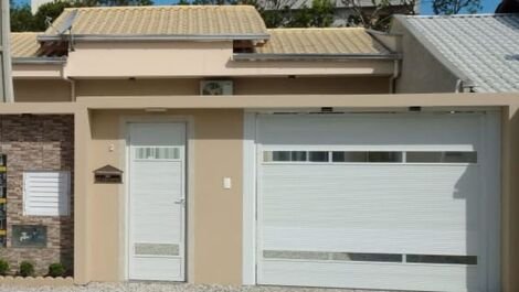 House for rent in Bombinhas 150 meters from the beach.
