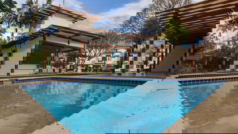 Casa Caiçarinha perto do centro com ar e piscina