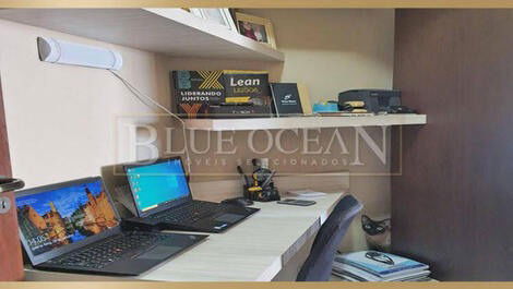 Suite com espaço home office 