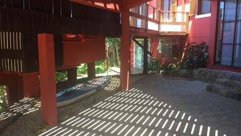 Linda casa com piscina e vista privilegiada no Canto da Lagoa