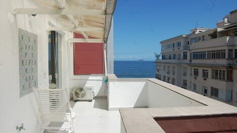 Lindo apartamento com Varanda e Linda Vista da Praia de Copacabana!
