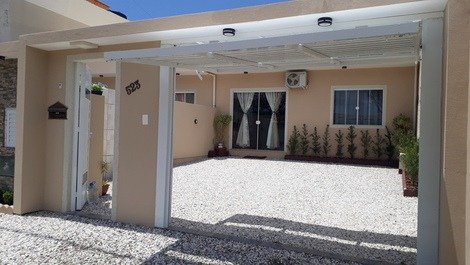 House for rent in Bombinhas 150 meters from the beach.