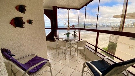 SEA FRONT, BALCONY WITH CHURR, 2 SUITES + 1 BEDROOM, AIR, 1 CAR, WIFI