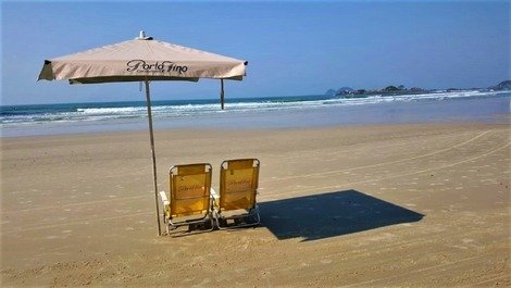 Serviço de praia com guarda sol e 5 cadeiras - 200m do apto. 