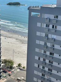 Imagem feita de cima do prédio da praia já com nova faixa de areia 