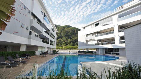 3 bedrooms in the prime English area! Condominium with pool