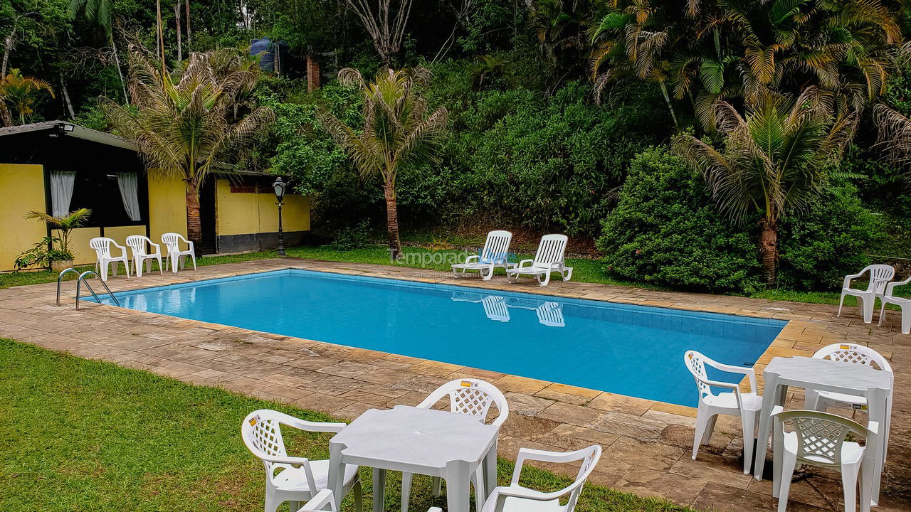 Granja para alquiler de vacaciones em Juquitiba (800 Mts da Rodovia Locamos Até 40 Adultos)