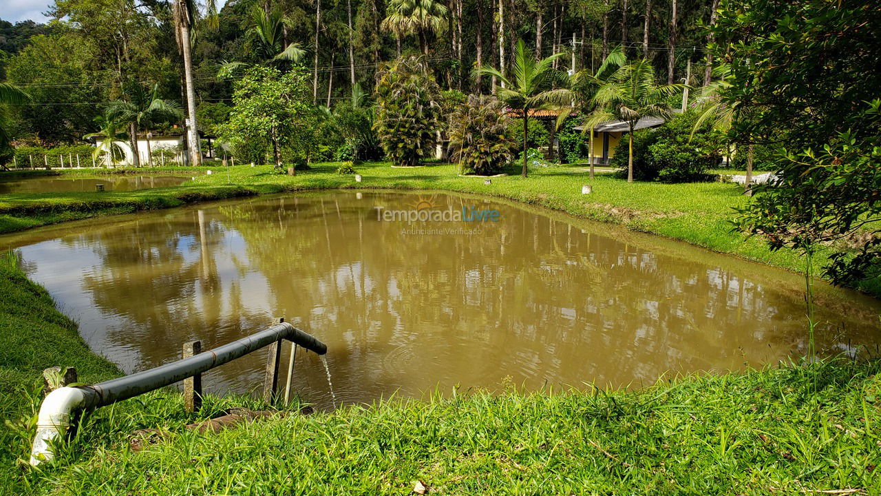 Granja para alquiler de vacaciones em Juquitiba (800 Mts da Rodovia Locamos Até 40 Adultos)