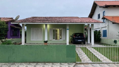 Ótima casa, 1 suite mais 2 quartos + 2 bws, churrasqueira, WI-FI