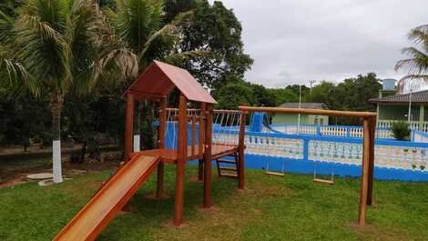 Playground ao lado externo da piscina