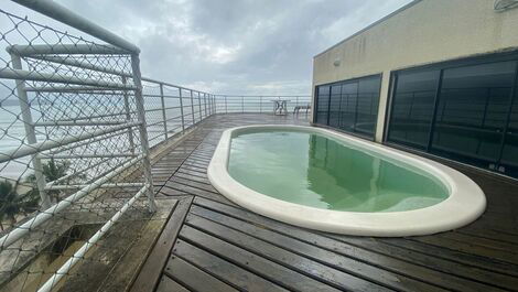 Cobertura com piscina frente mar