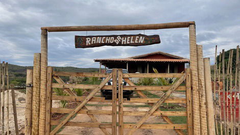 Rancho a orillas del río Viña