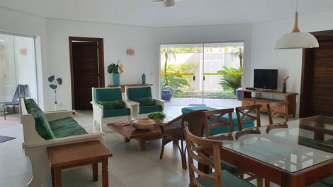 Wonderful upscale house just 120 meters from Enseada beach