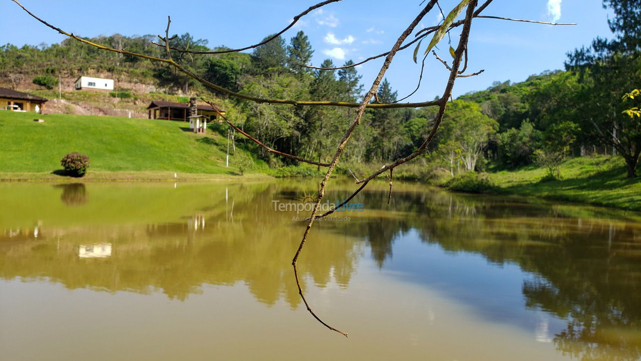 Granja para alquiler de vacaciones em Juquitiba (Para Os Amantes de Pescaria)