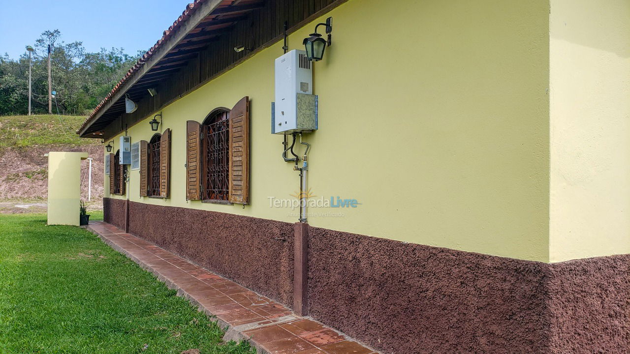 Granja para alquiler de vacaciones em Juquitiba (Para Os Amantes de Pescaria)