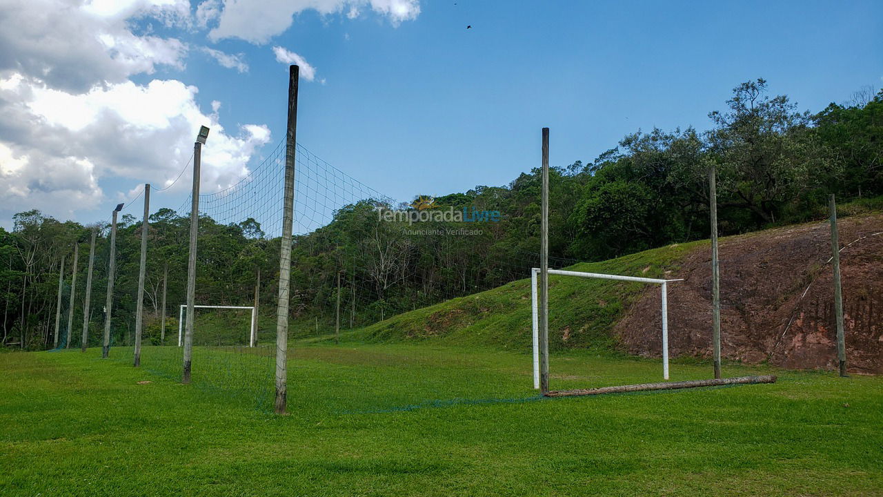 Granja para alquiler de vacaciones em Juquitiba (Para Os Amantes de Pescaria)