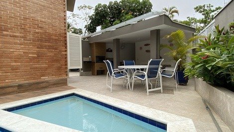 Praia da Enseada Beautiful house 100 meters from the beach with 4 suites for 20 people