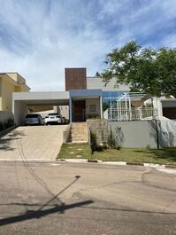 Casa de campo com piscina e vista para as montanhas