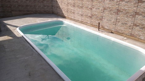 Casa com piscina ao lado da praia