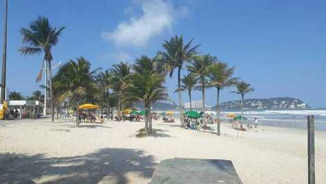 Rent apt beach Enseada Guarujá. Great location..