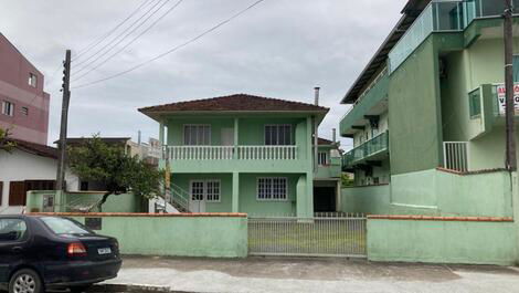 Bom apto em ótima localização, churrasqueira, 50m do mar