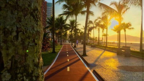 Amplio apartamento en la arena. Una cabaña al mar y carril bici.