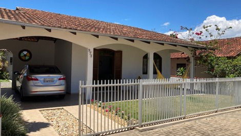 Excelente casa com Ac nos 3 quartos, WI-FI, churrasqueira