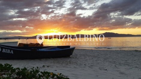 Casa com piscina frente mar!