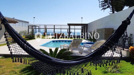 House with pool facing the sea!