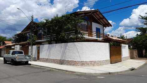 Lateral da casa e entrada das suítes 