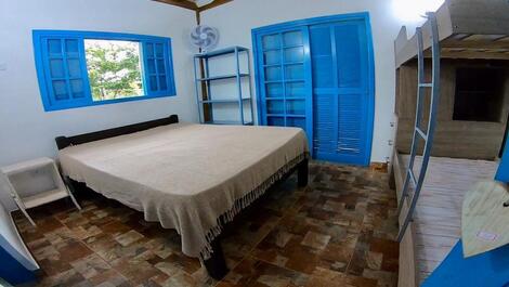 Quarto com cama king e beliche
