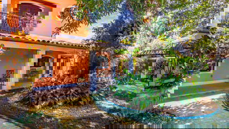 Nice house with pool and barbecue!